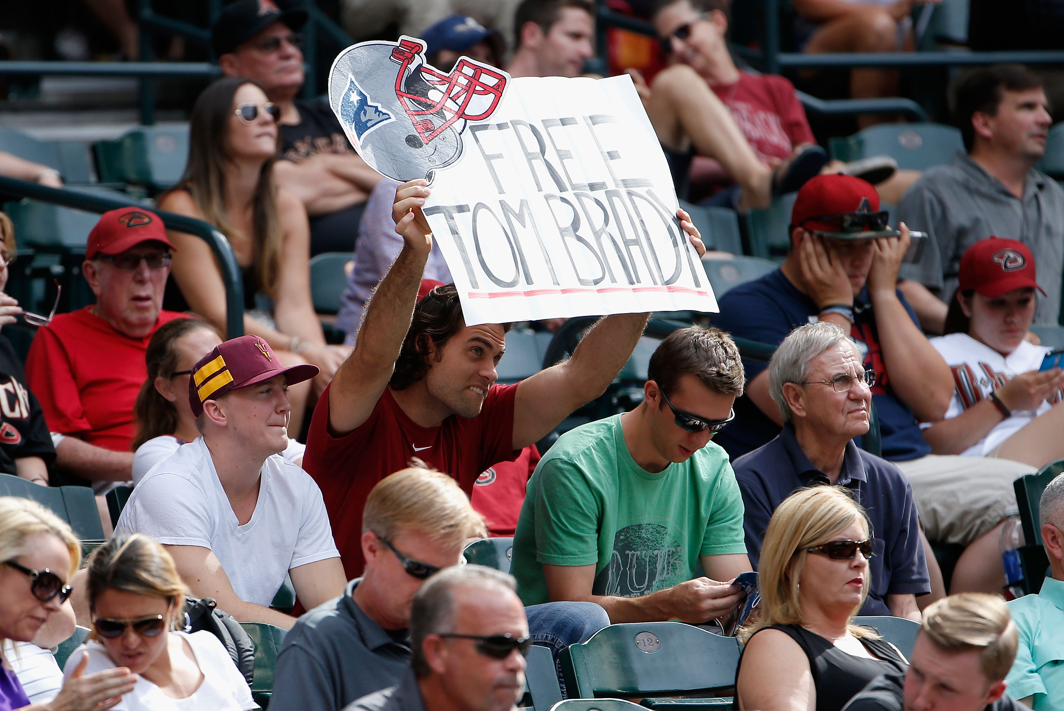 Seattle fans chant ‘Brady cheated’ during MarinersRed Sox game For